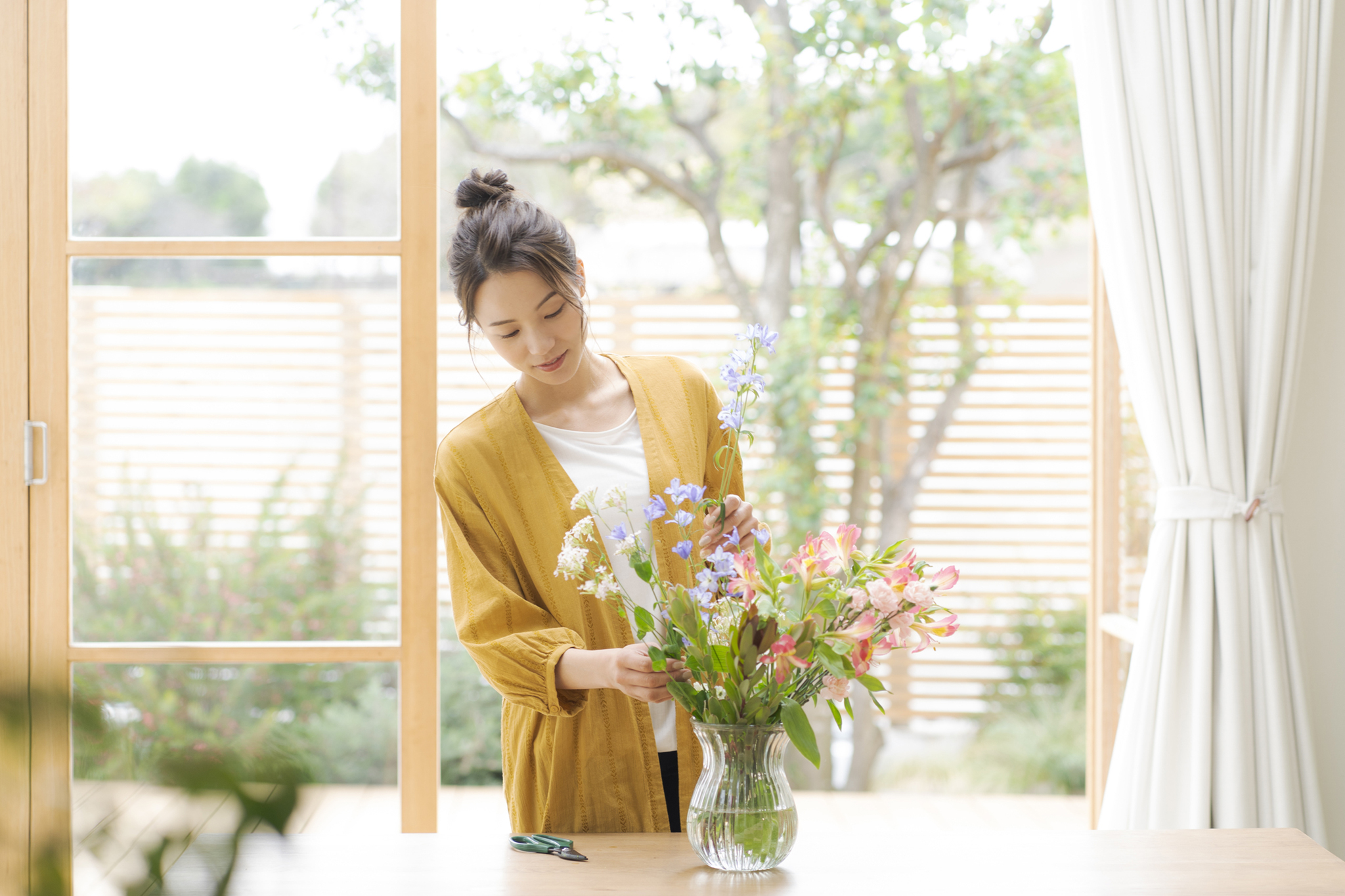 花を生ける女性
